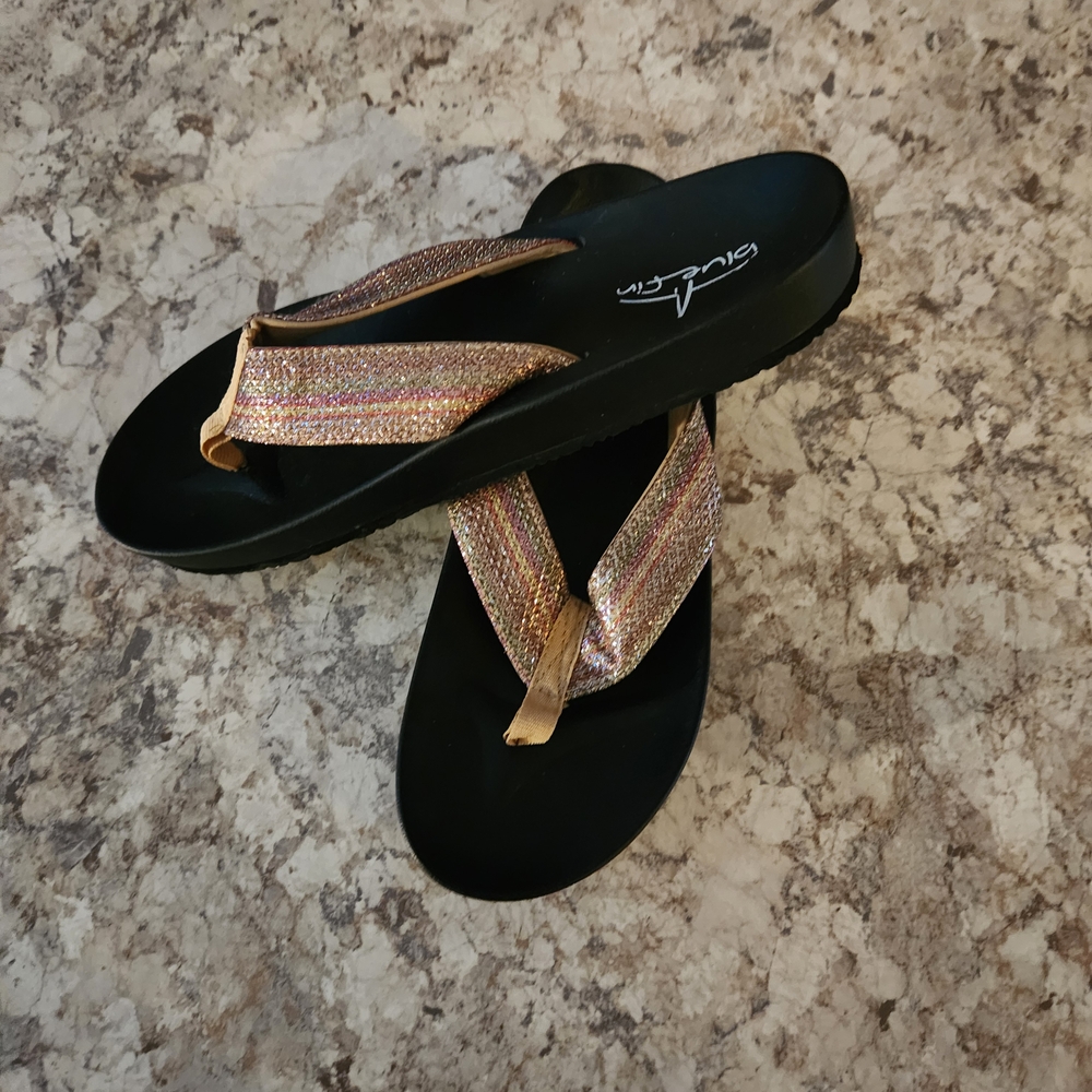 Stylish Women's Black and Gold Sandals SZ: 9